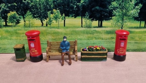 Royal mail post pillar box - /,
