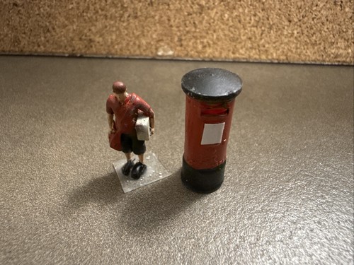 Painted postman and - 1:76,